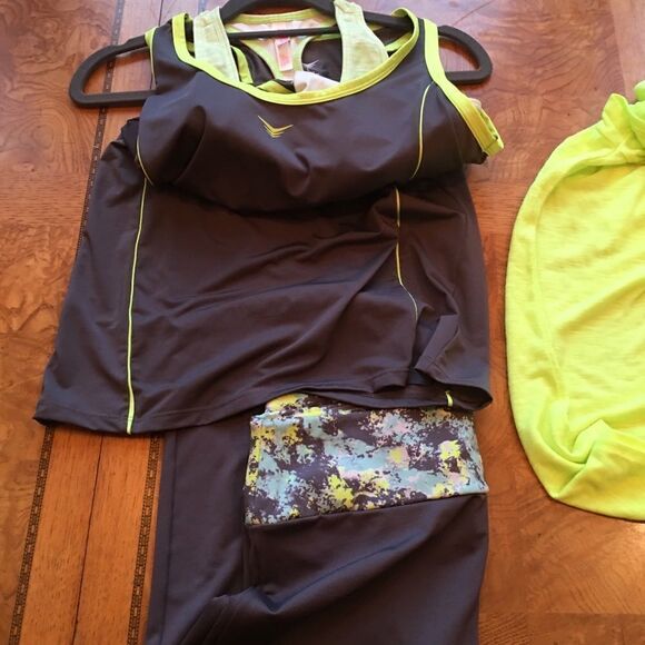 4 PC Workout Tank & Matching Capris w Tank & Top! - Picture 1 of 8